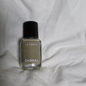 CHANEL Le Vernis Nail Polish in Olive